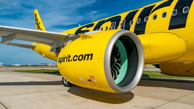 Două femei au fost date jos dintr-un avion din cauza felului în care arătau. „Ne-au tratat ca pe niște criminali”