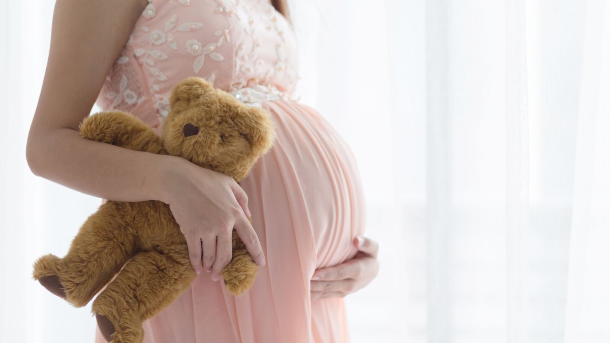 O tânără de 16 ani a născut în secret, în propria cameră! Și-a ascuns copilul, timp de 4 zile, sub un adăpost de mașini!