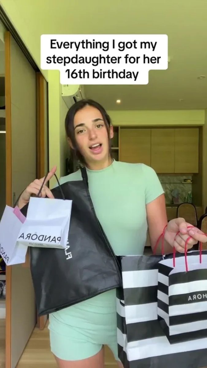 O tânără de 21 de ani are o fiică cu doar 5 ani mai mică decât ea! „O răsfăț cu Prada de ziua ei”