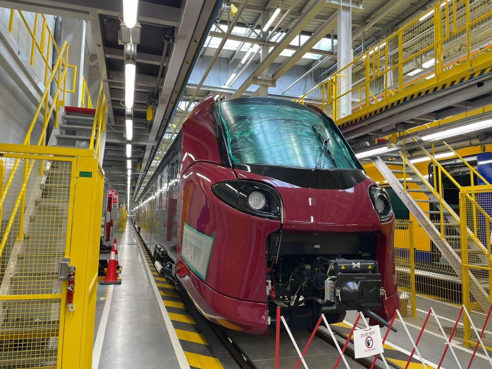 Primul tren nou Alstom va intra în circulație luna viitoare. Prin ce orașe va trece