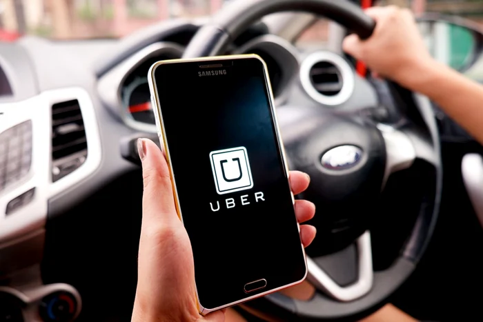 Un şofer de Uber a fost înjunghiat de către un client. Acesta i-a abandonat trupul, apoi i-a luat maşina pe care ulterior a incendiat-o