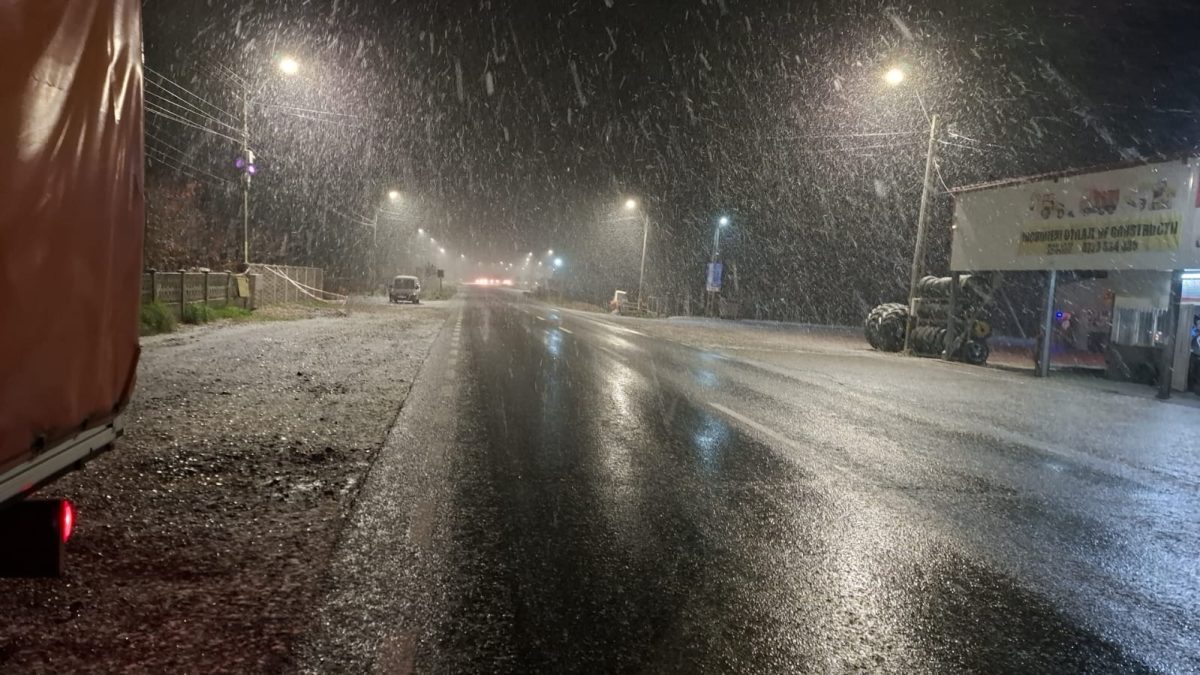 Echipele de deszăpezire ale DRDP Iași au început patrularea pentru asigurarea circulației unde carosabilul este umed pe fondul ninsorilor – UPDATE