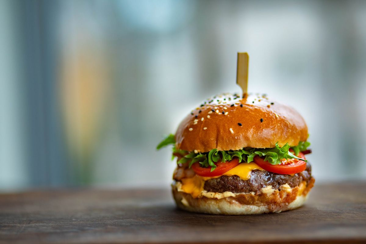 Așa se fac cei mai buni burgeri de casă! Descoperă rețeta pe care o vei folosi mereu!