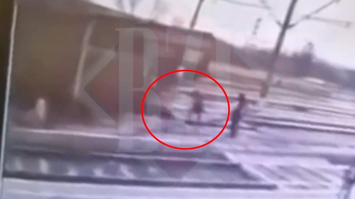 Iată momentul în care Petronela este spulberată de tren la Podu Iloaiei. Imagini de pe camerele de supraveghere! Interzis pentru cei slabi de înger