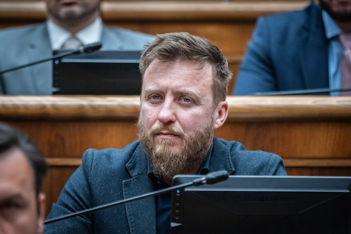 Deputatul slovac Peter Kotlár solicită de urgență oprirea vaccinării împotriva COVID-19 în țară: ”Sunt periculoase și ineficiente”