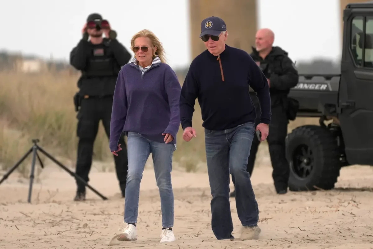 Biden vs. nisipul de pe plajă: Runda Finală! Ipostazele amuzante în care a fost surprins președintele american