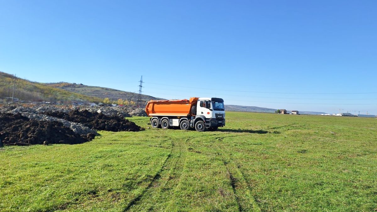 Combinații dubioase! Molozul de pe șantierul de la Comat Towers este depozitat pe câmp, în zona Cicoarei. Localnicii sunt disperați: „Mi-a fost frică”