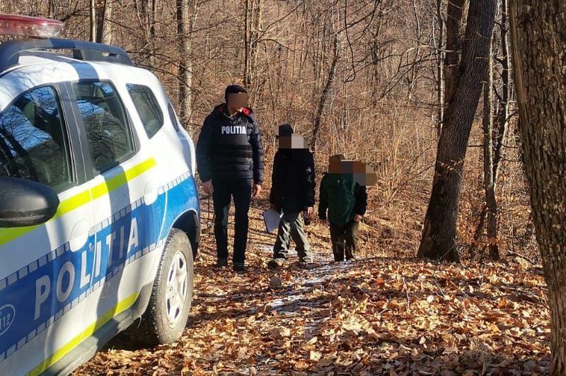 Atac ca în filme, la Iași! Un pădurar a observat un bărbat ghemuit în mijlocul pădurii. Când s-a apropiat, o secure i-a zburat pe lângă cap