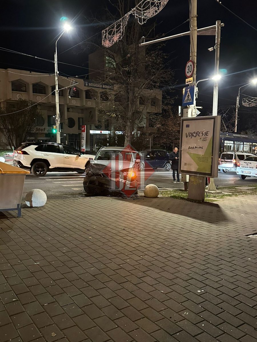 Accident violent în Copou. Două autoturisme s-au izbit. Unul dintre ele a ajuns pe trotuar – EXCLUSIV