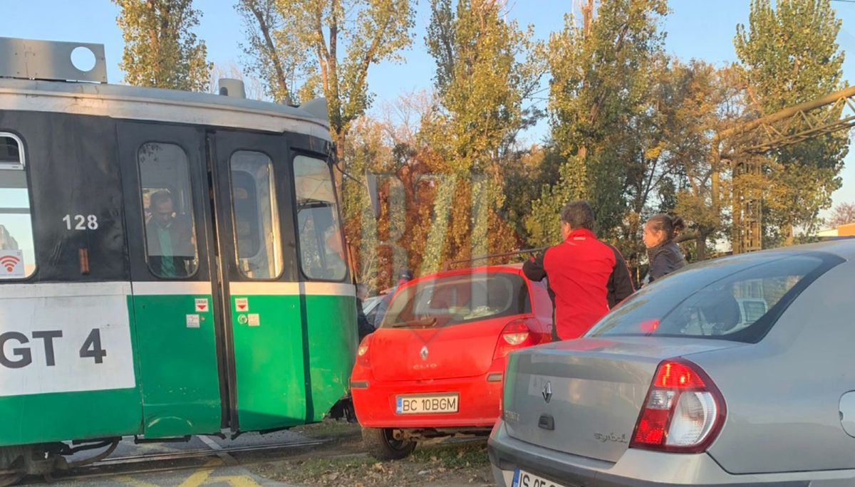 Accident între un tramvai și un autoturism în Baza 3. Intervenții în desfășurare