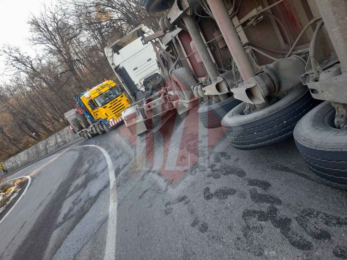 Accident rutier în Bucium! Circulația este complet blocată, după ce un TIR s-a răsturnat