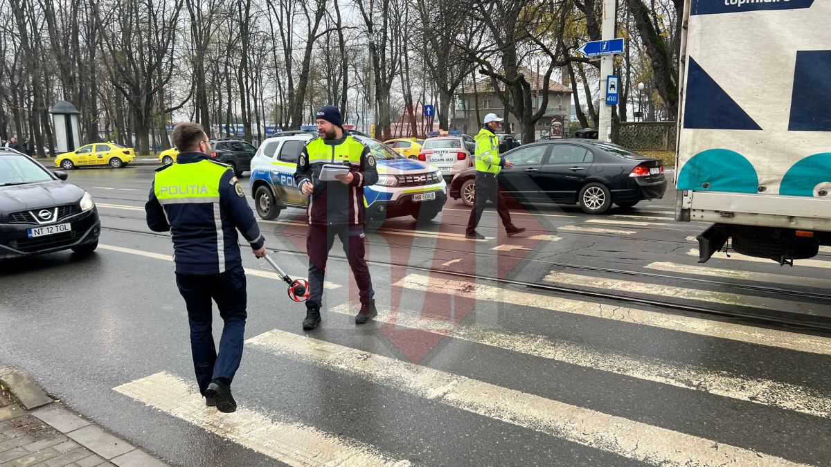Accident rutier în Copou. Un pieton a fost lovit de o mașină. Circulația tramvaielor este blocată – UPDATE
