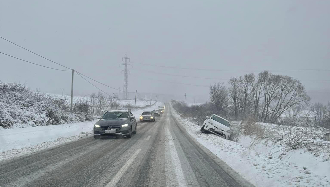 Accident rutier în Grajduri. Un autoturism a ieșit în decor
