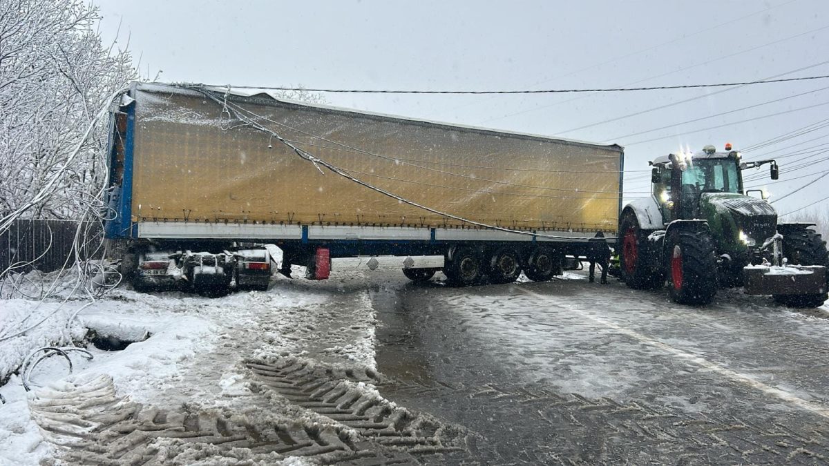 Accident rutier în Miroslovești. Un TIR a derapat și a lovit un stâlp de electricitate. Șoferul circula cu viteză – UPDATE