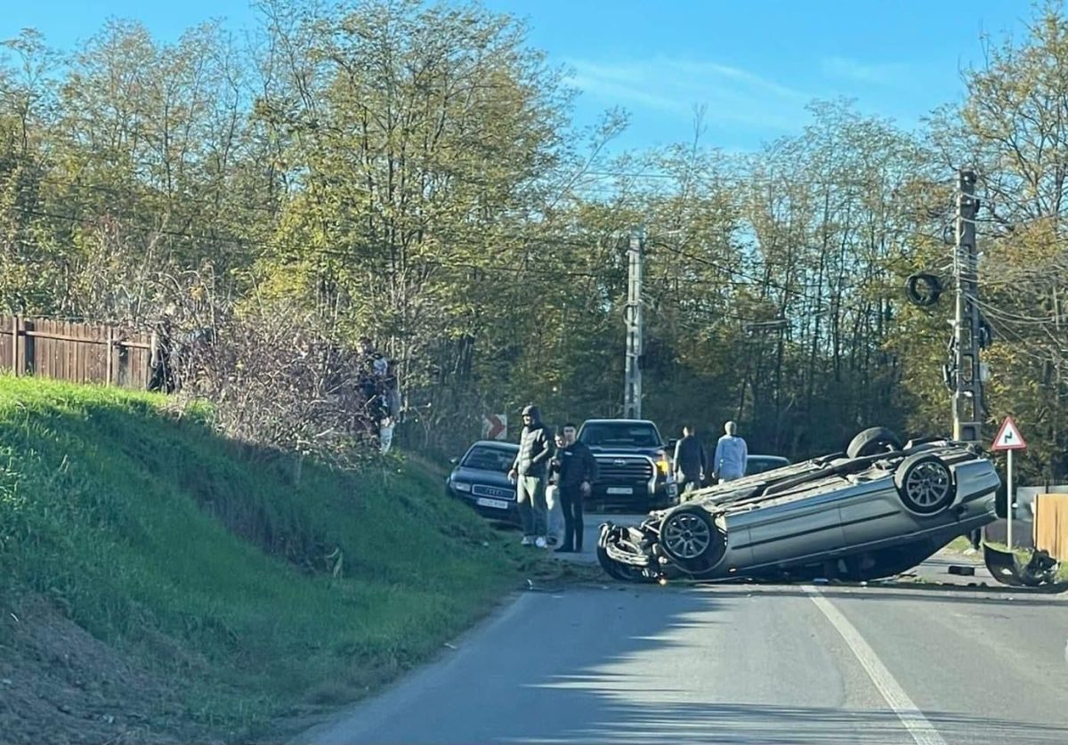 Accident rutier în Rediu. Un BMW s-a răsturnat într-o curbă – UPDATE