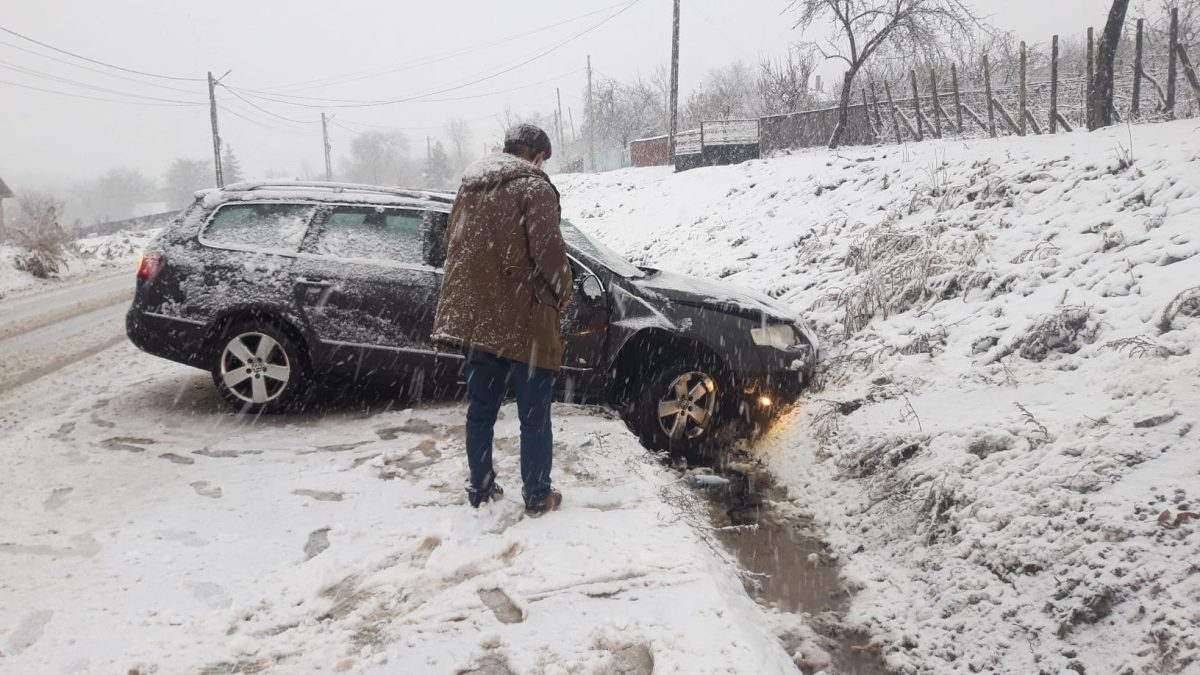 Accident rutier în Schitu Duca. Un autoturism cu anvelope de vară a derapat și a ajuns în șanț