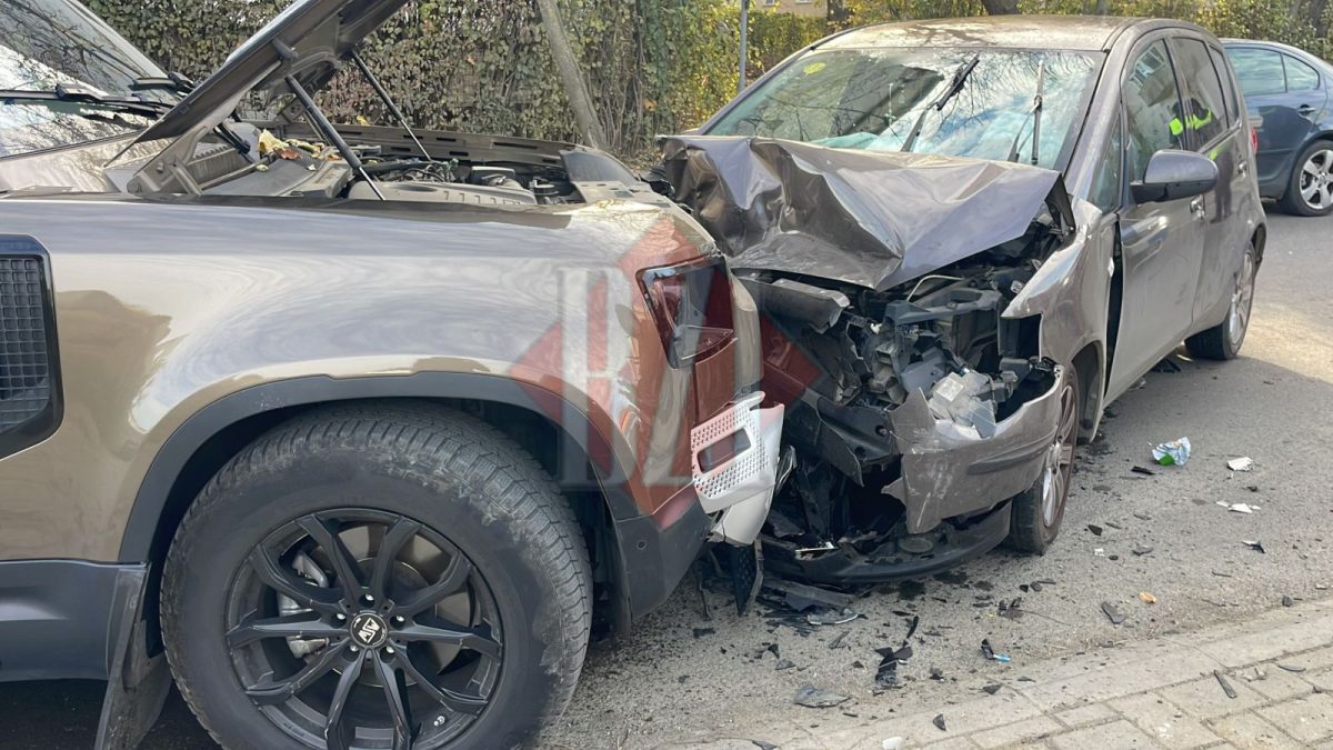 Accident rutier în Iași. Două autoturisme s-au ciocnit frontal pe aleea Tudor Neculai