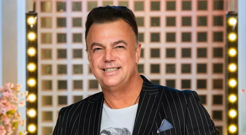 Cum arăta Adrian Enache la începutul carierei. Artistul avea un stil neconformist