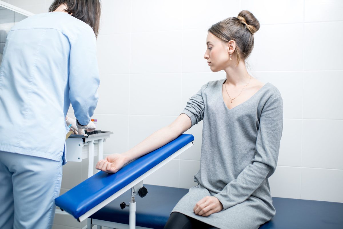 Analize recomandate pentru căderea părului. Iată cum afli care este cauza problemei