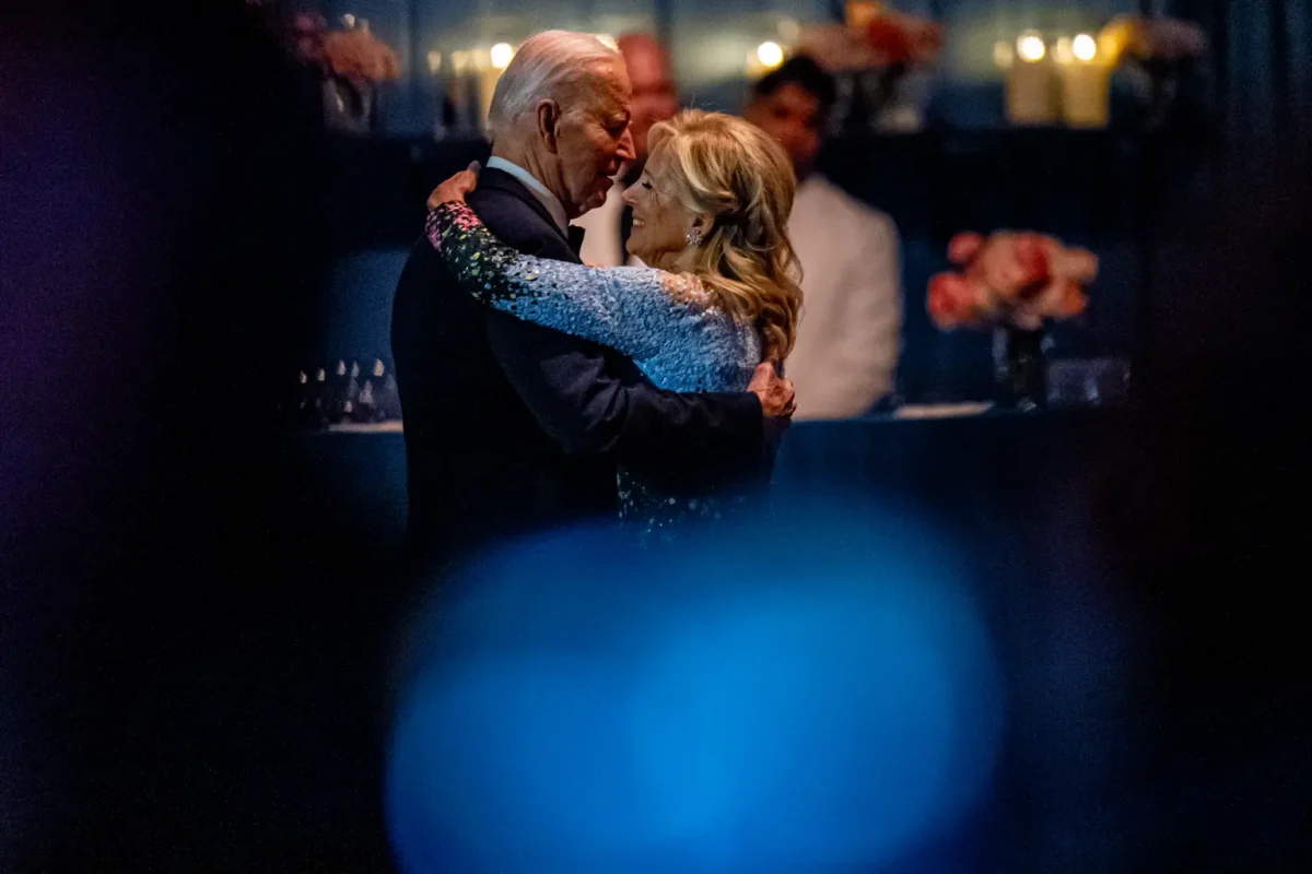 Joe Biden își ia rămas bun de la donatori în cadrul unui ultim bal la Casa Albă: „Nu vă aruncați în piscină!”
