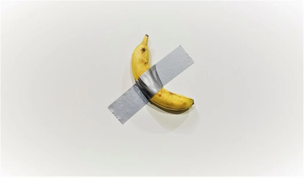O banană lipită pe un perete s-a vândut cu milioane de dolari! „Opera de artă” a fost cumpărată la o licitație