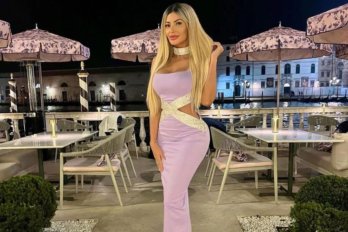 Blondă sexy, nu iese la întâlniri fără ochelari! „Bărbații cred că sunt proastă dacă nu-i port”