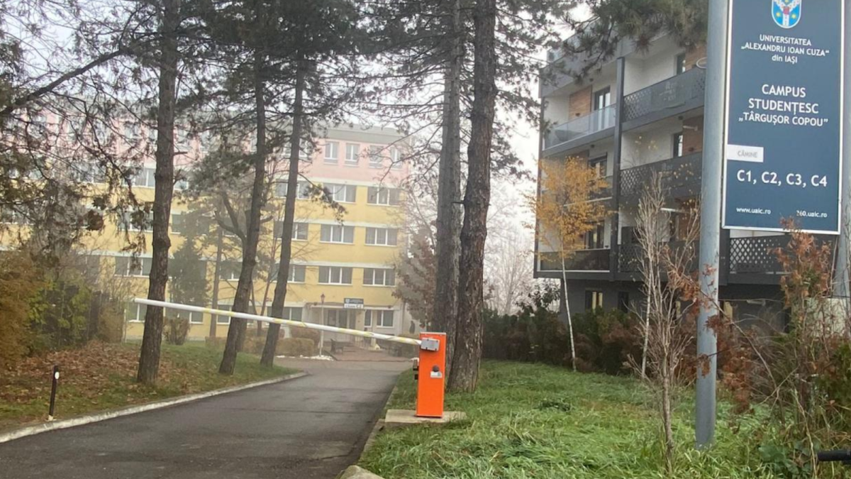 Imagini deocheate, surprinse lângă căminul C4 din Copou. Un tânăr a fost filmat în timp ce se uita pe geamul din camerele studentelor: „Se vedea clar ce face” – UPDATE