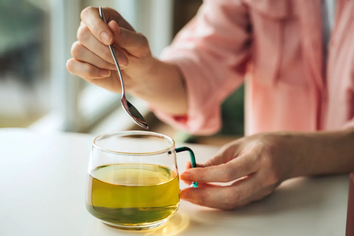 Ceaiul cucerește inimile tinerilor! Aromă, relaxare și beneficii terapeutice