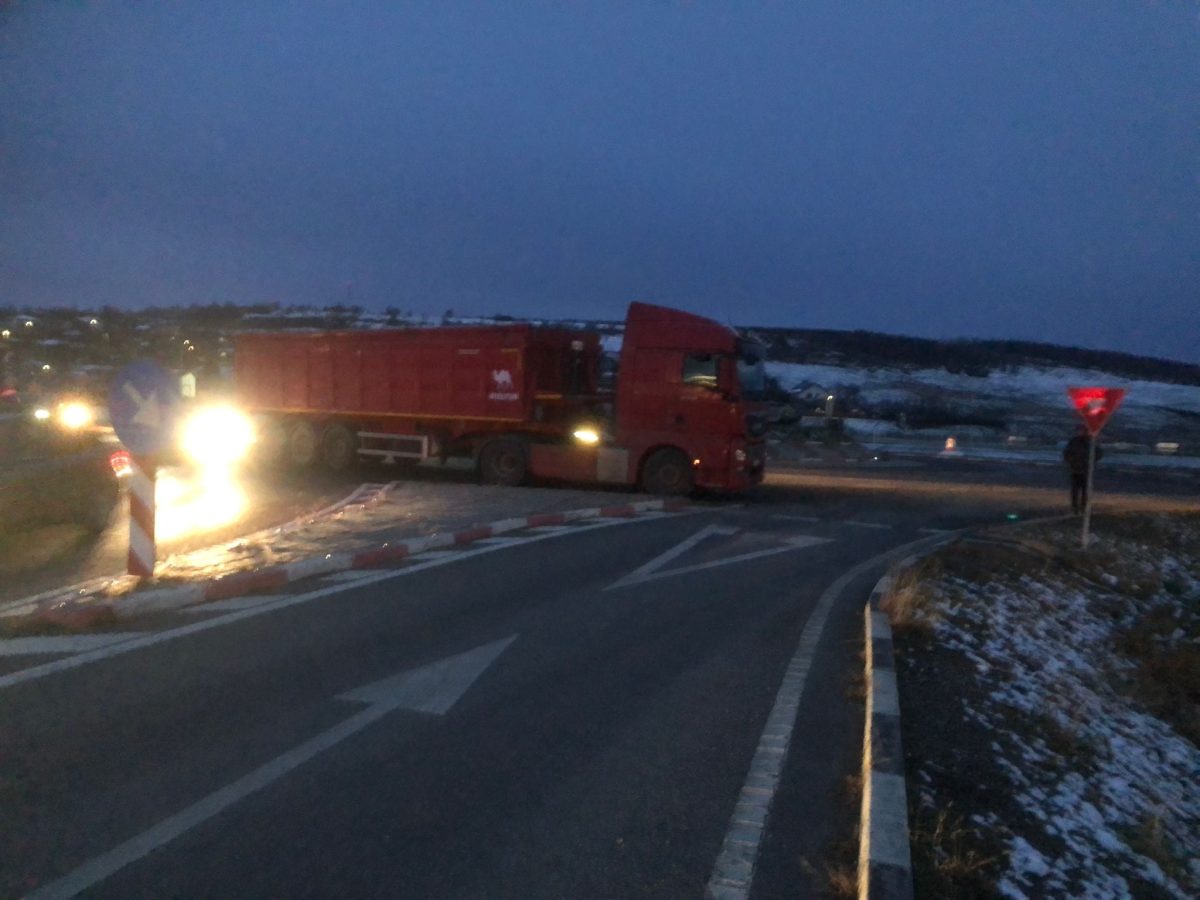 Blocaj pe Centura Iașului. Un TIR a rămas fără combustibil