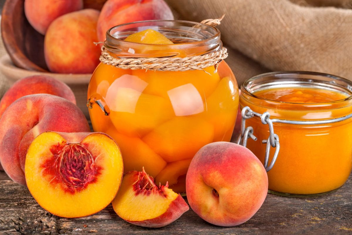 Prepararea compotului de piersici pentru iarnă. Un rezultat delicios