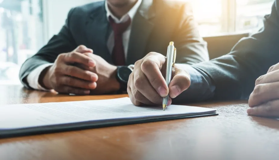 Atenție, români! De la 1 ianuarie 2025, se schimbă contractul individual de muncă