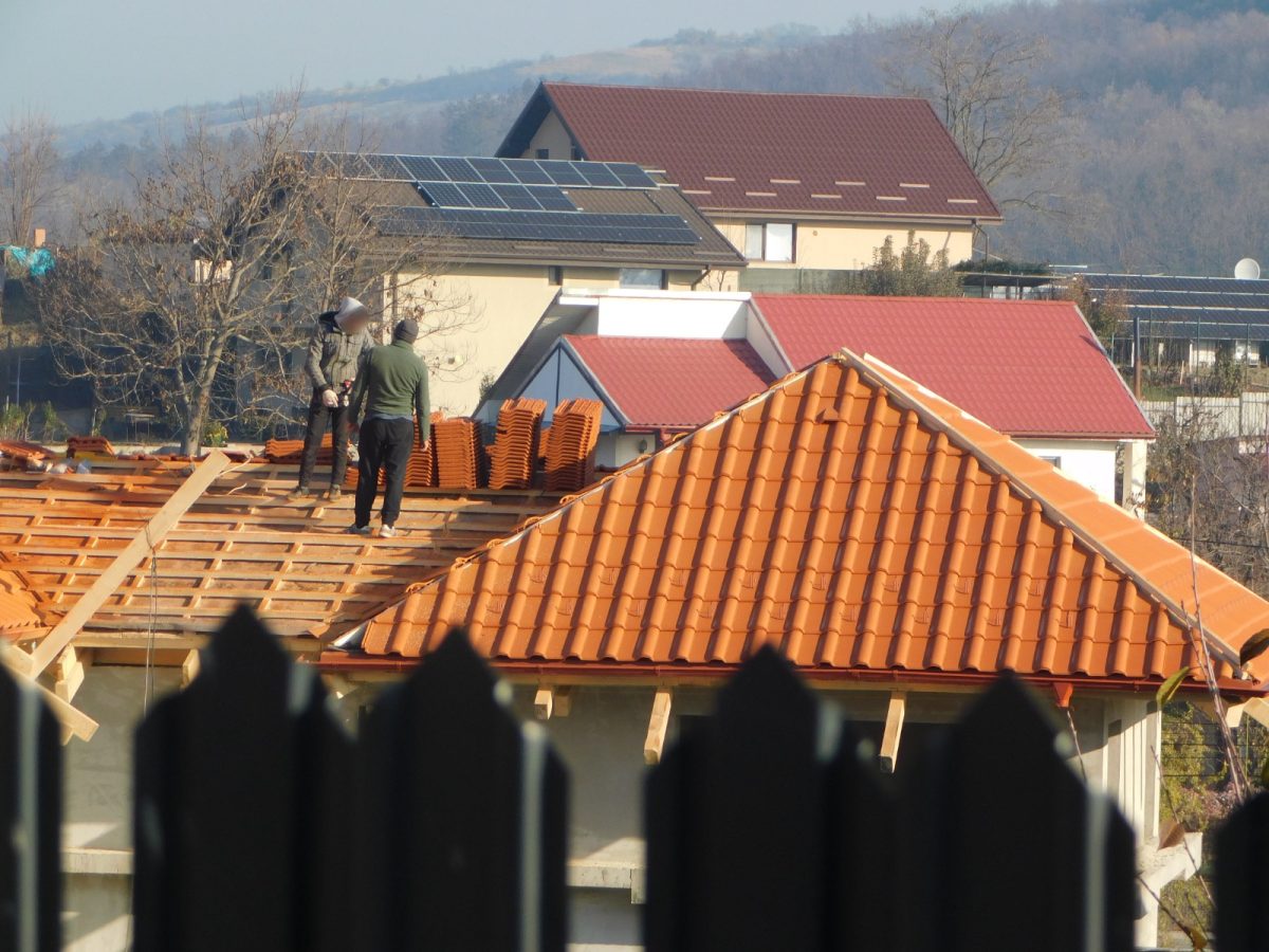 Costel Alexe se pregăteşte de iarnă: a dat tabla pe țiglă! Care este stadiul lucrărilor de la vila preşedintelui CJ Iaşi