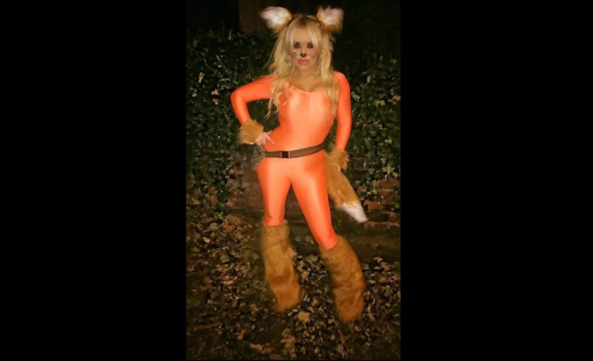 Costumată în pisicuță sexy, își ia copilul de la școală! O mamă nu s-a ferit să-și arate formele, de Halloween!