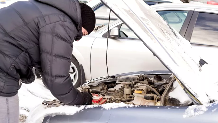 Cum trebuie să pornești corect mașina iarna. Regula pe care șoferii români nu o respectă