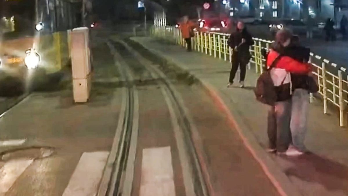 Imagini de pe camera de bord! Doi tineri îmbrățișați în stația de la Țesătura, la un pas să o facă pentru ultima dată. O femeie de lângă și-a făcut cruce când a văzut