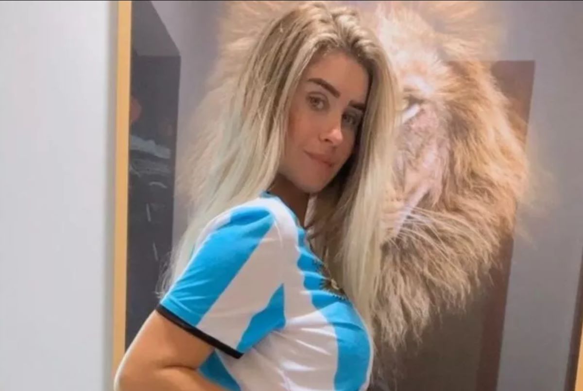 Mamă, dur criticată pentru ținuta sa! Și-a dus copilul la școală mai mult dezbrăcată!