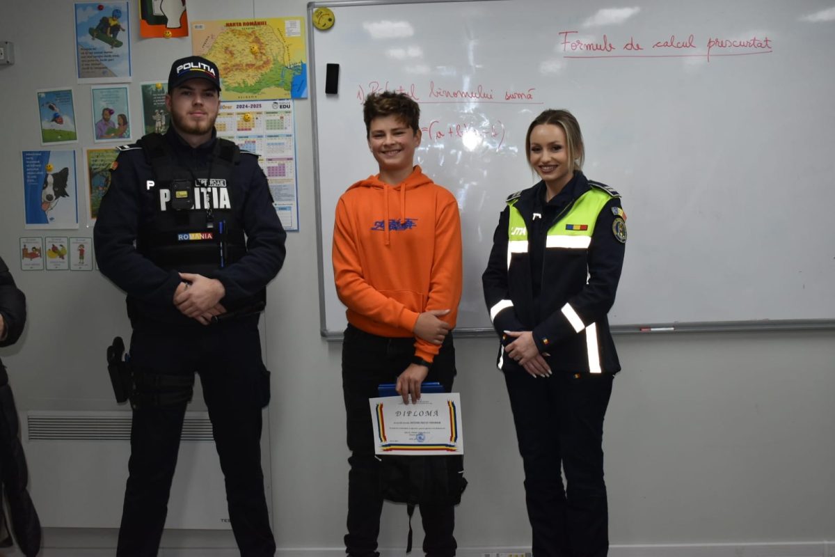 Matei, un elev din Podu Iloaiei, a fost recompensat de polițiști. Ce gest demn de urmat a făcut