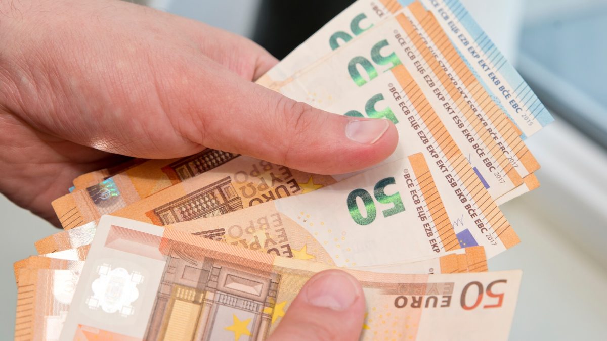 Băncile renunță treptat la bancomate, iar oamenii se întorc la cash. Care este țara în care s-a renunțat la ATM-uri