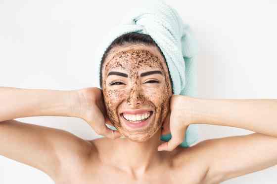 Vrei să ai un ten strălucitor? Încearcă exfoliantul pentru față