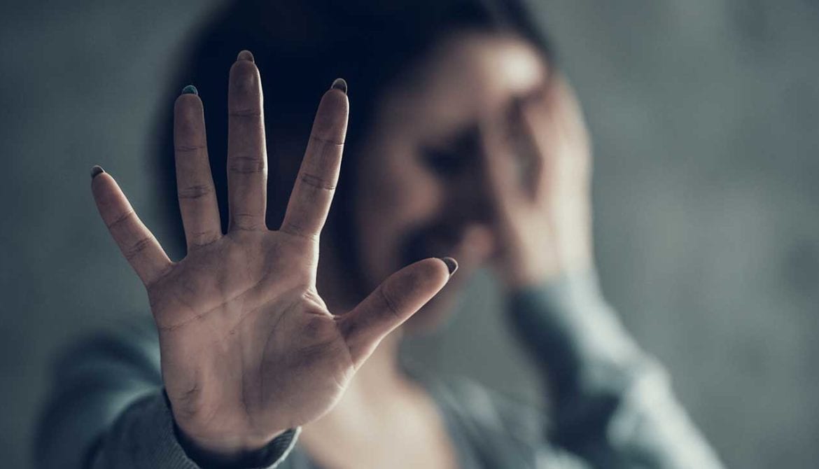 Un bărbat din cinci consideră că o femeie ar putea merita să fie ţinta violenţelor. Sondajul a fost făcut într-o țară din Europa