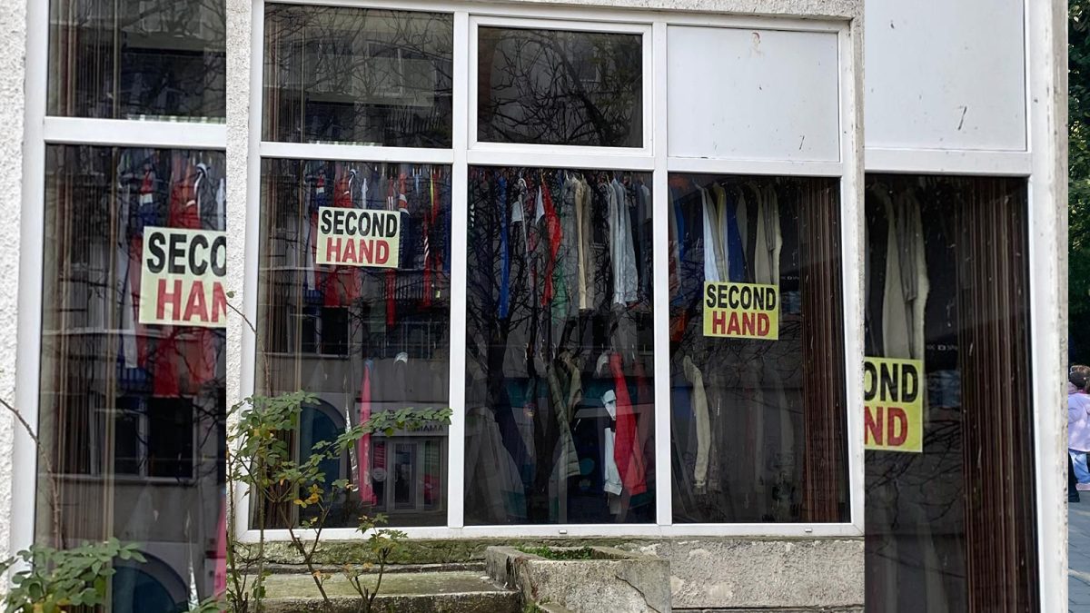Second hand-urile din Iași sunt la mare căutare. Tinerii renunță la magazinele de brand