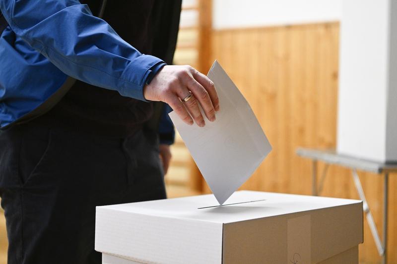 De la ce vârstă poți vota în România? Află dacă li se permite tinerilor să voteze de la 16 ani!
