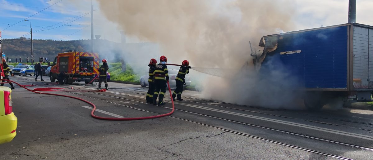 Incediu pe strada Strămoșilor. O autoutilitară în flăcări