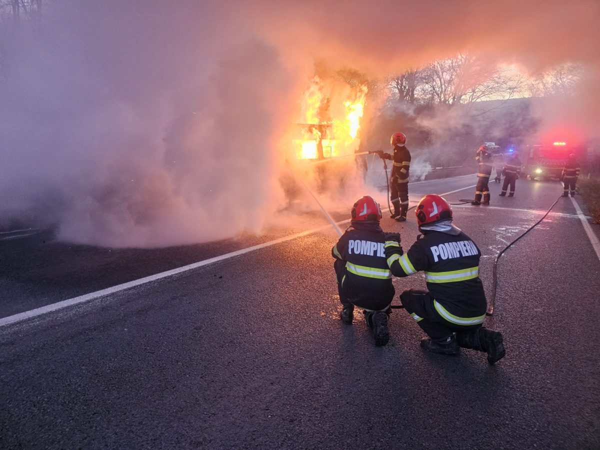 Incendiu în Bucium. Un microbuz cu călători a luat foc. Flăcările au mistuit vehiculul – UPDATE