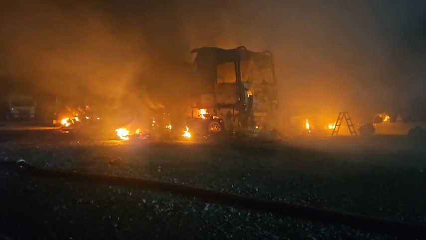 Incendiu violent în Constanța. Mai multe TIR-uri au fost cuprinse de flăcări