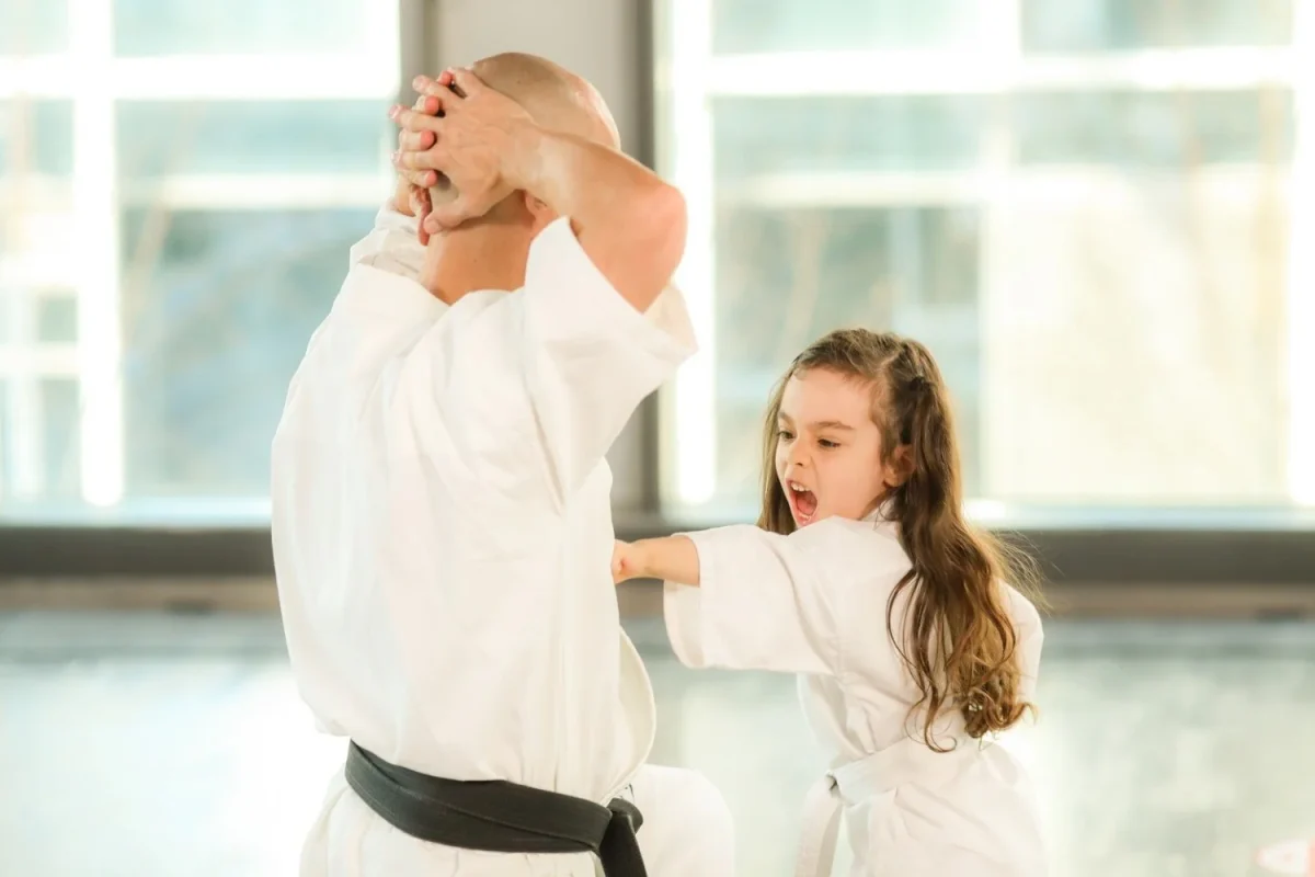De ce să practici karate și care sunt beneficiile artelor marțiale