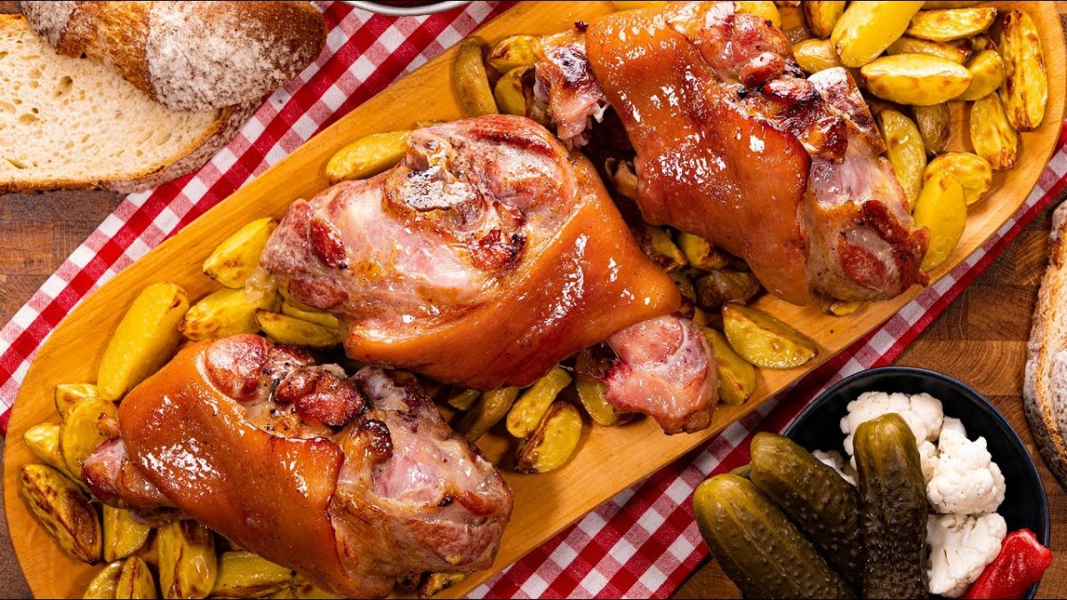 Iată cum se face un ciolan de porc la cuptor, suculent și moale! Carnea pică de pe os și se topește în gură!