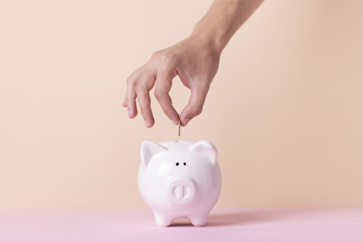 Un bărbat a pus fiecare monedă în pușculiță timp de 70 de ani! Nu a crezut când a văzut cât a economisit