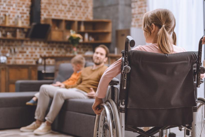 Părinții cu copii cu dizabilități vor primi 3.300 de lei de la stat! Când se virează banii și ce acte trebuie depuse
