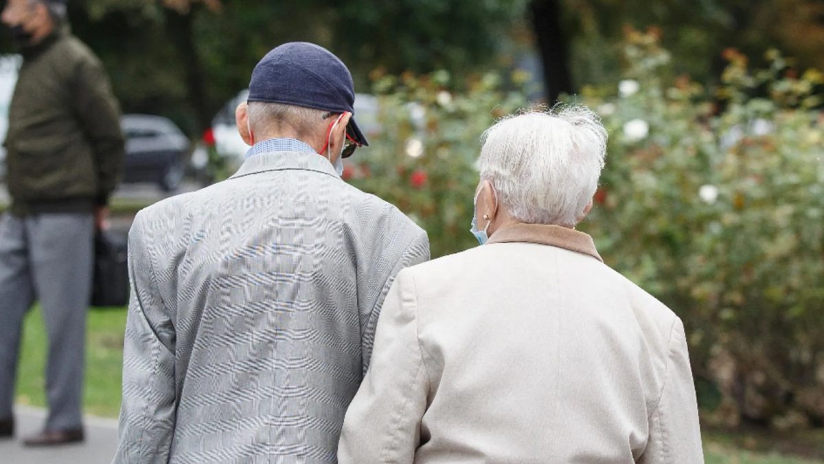 Vești bune pentru pensionarii din România! Pensiile încep să fie distribuite